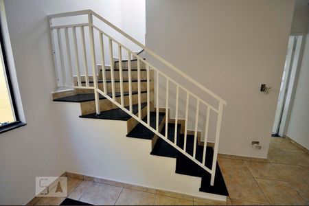 Escada de casa para alugar com 4 quartos, 180m² em Jardim Ester, São Paulo