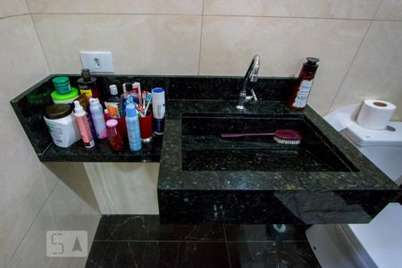 Casa à venda com 396m², 4 quartos e 8 vagasBanheiro do quarto 1