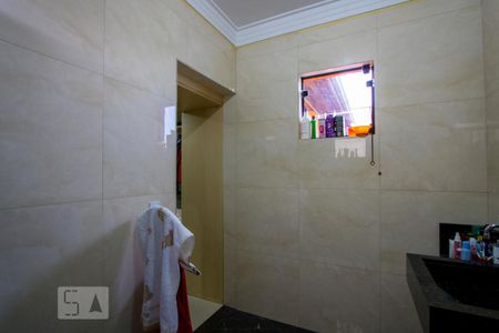 Casa à venda com 396m², 4 quartos e 8 vagasBanheiro do quarto 1
