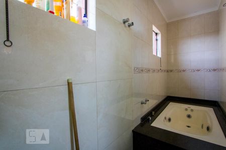 Casa à venda com 396m², 4 quartos e 8 vagasBanheiro do quarto 1