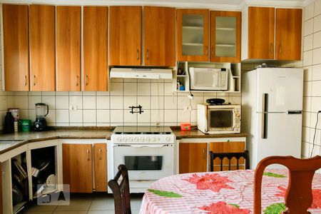 Casa à venda com 635m², 6 quartos e 8 vagas Casa à venda com 635m², 6 quartos e 8 vagasCozinha