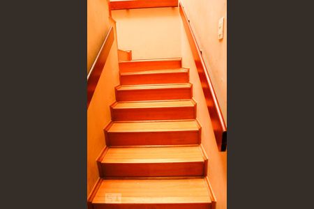 Casa à venda com 635m², 6 quartos e 8 vagas Casa à venda com 635m², 6 quartos e 8 vagasEscada