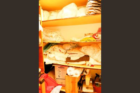 Casa à venda com 635m², 6 quartos e 8 vagas Casa à venda com 635m², 6 quartos e 8 vagasRoupeiro