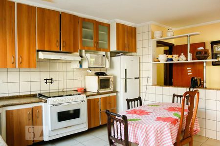 Casa à venda com 635m², 6 quartos e 8 vagas Casa à venda com 635m², 6 quartos e 8 vagasCozinha