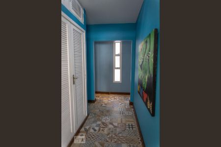 Apartamento à venda com 473m², 4 quartos e 3 vagas Apartamento à venda com 473m², 4 quartos e 3 vagasCorredor para varanda de trás