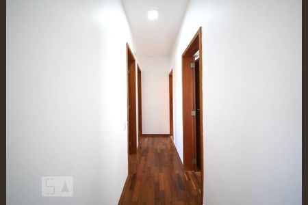 Corredor de apartamento para alugar com 3 quartos, 70m² em Campo Belo, São Paulo