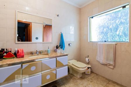 Casa à venda com 447m², 3 quartos e 4 vagasBanheiro da Suíte 1