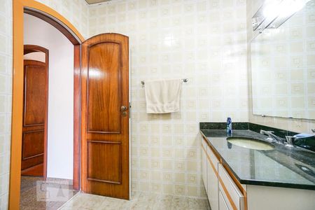 Casa para alugar com 268m², 3 quartos e 6 vagasBanheiro social