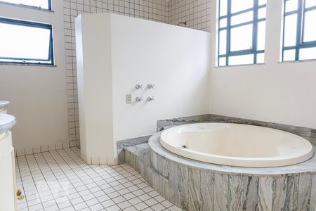 Casa à venda com 288m², 4 quartos e 6 vagasBanheiro da Suite