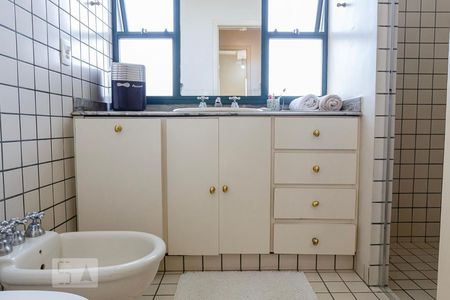 Casa à venda com 288m², 4 quartos e 6 vagasBanheiro 1