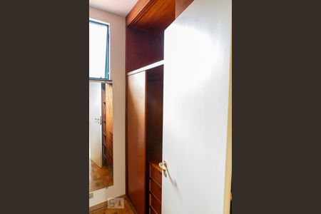 Casa à venda com 288m², 4 quartos e 6 vagasCloset