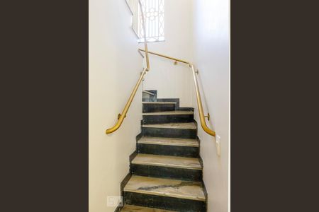 Casa à venda com 288m², 4 quartos e 6 vagasEscada