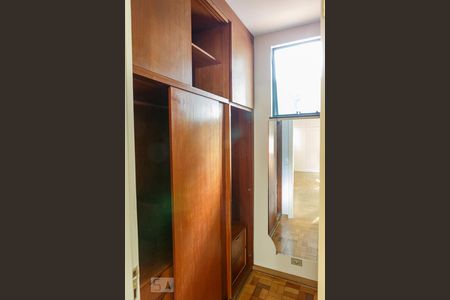 Casa à venda com 288m², 4 quartos e 6 vagasCloset