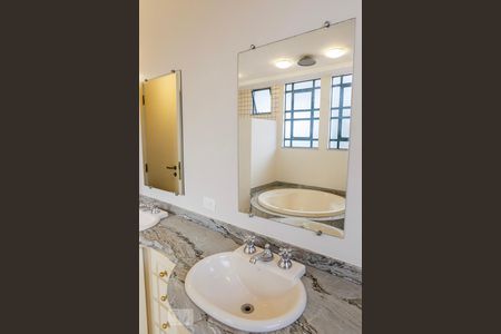 Casa à venda com 288m², 4 quartos e 6 vagasBanheiro da Suite