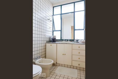 Casa à venda com 288m², 4 quartos e 6 vagasBanheiro 1