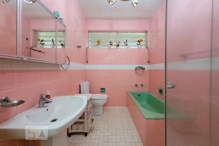 Banheiro de casa à venda com 4 quartos, 400m² em Cristal, Porto Alegre