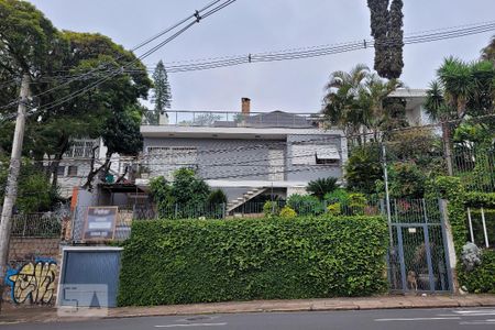 Casa à venda com 400m², 4 quartos e 6 vagas Casa à venda com 400m², 4 quartos e 6 vagasEntrada