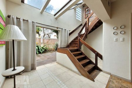 Casa à venda com 400m², 4 quartos e 6 vagas Casa à venda com 400m², 4 quartos e 6 vagasEscada para Suíte
