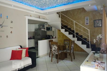 Sala de casa de condomínio para alugar com 2 quartos, 159m² em Vila Araguaia, São Paulo