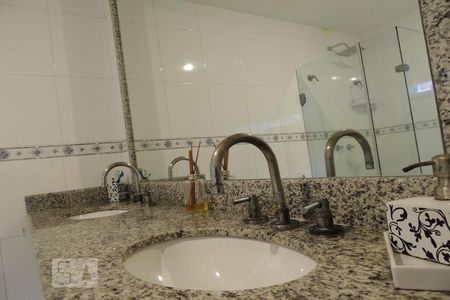Casa de condomínio à venda com 190m², 4 quartos e 2 vagasBanheiro - Torneira