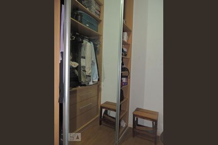 Casa de condomínio à venda com 190m², 4 quartos e 2 vagasCloset