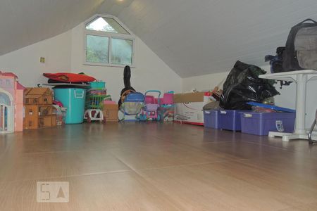 Casa de condomínio à venda com 190m², 4 quartos e 2 vagasSotão 