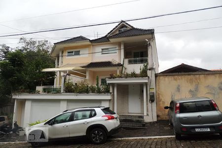 Casa de condomínio à venda com 190m², 4 quartos e 2 vagasFachada