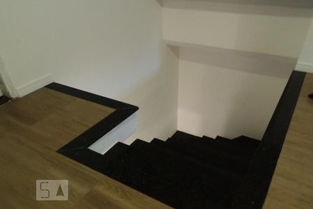 Casa de condomínio à venda com 190m², 4 quartos e 2 vagasEscada 