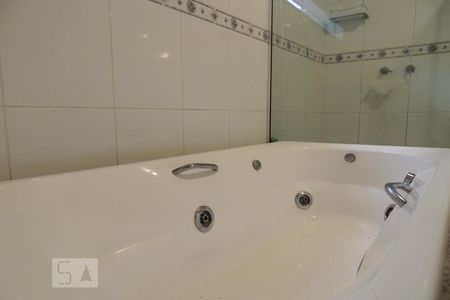 Casa de condomínio à venda com 190m², 4 quartos e 2 vagasBanheiro da Suíte com Hidromassagem 