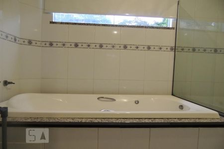 Casa de condomínio à venda com 190m², 4 quartos e 2 vagasBanheiro da Suíte com Hidromassagem