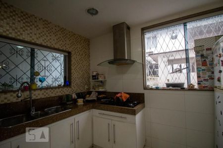 Casa à venda com 360m², 4 quartos e 3 vagas Casa à venda com 360m², 4 quartos e 3 vagasCozinha