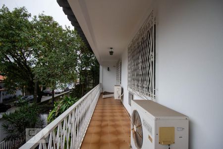 Casa à venda com 360m², 4 quartos e 3 vagas Casa à venda com 360m², 4 quartos e 3 vagasVaranda