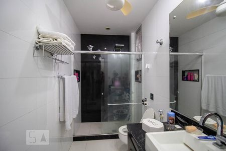 Casa à venda com 360m², 4 quartos e 3 vagas Casa à venda com 360m², 4 quartos e 3 vagasBanheiro da Suíte 1