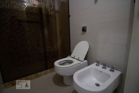Casa à venda com 360m², 4 quartos e 3 vagas Casa à venda com 360m², 4 quartos e 3 vagasBanheiro Corredor
