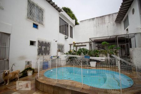 Casa à venda com 360m², 4 quartos e 3 vagas Casa à venda com 360m², 4 quartos e 3 vagasQuintal