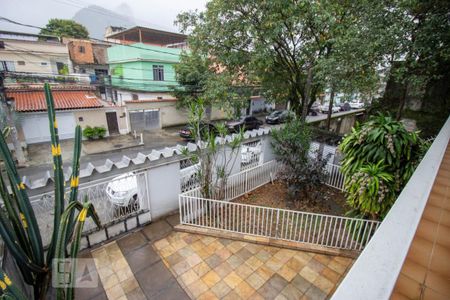 Casa à venda com 360m², 4 quartos e 3 vagas Casa à venda com 360m², 4 quartos e 3 vagasVaranda
