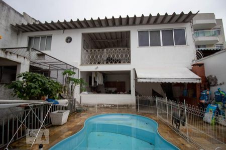 Casa à venda com 360m², 4 quartos e 3 vagas Casa à venda com 360m², 4 quartos e 3 vagasCasa dos Fundos
