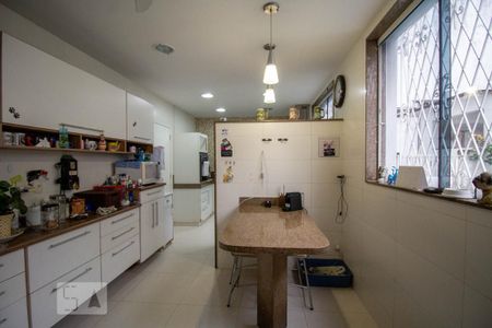 Casa à venda com 360m², 4 quartos e 3 vagas Casa à venda com 360m², 4 quartos e 3 vagasCozinha