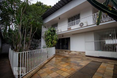 Casa à venda com 360m², 4 quartos e 3 vagas Casa à venda com 360m², 4 quartos e 3 vagasQuintal