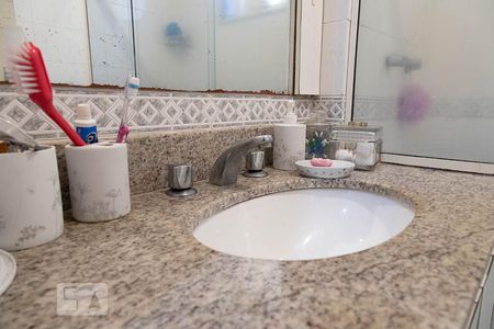 Apartamento à venda com 80m², 2 quartos e 2 vagasBanheiro da suíte