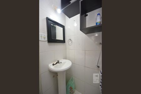 Banheiro de kitnet/studio para alugar com 1 quarto, 24m² em Catete, Rio de Janeiro