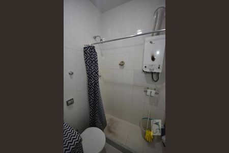Banheiro de kitnet/studio para alugar com 1 quarto, 24m² em Catete, Rio de Janeiro