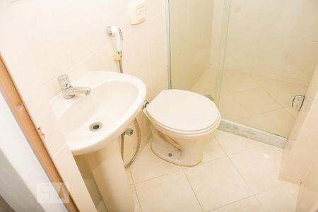 Banheiro de apartamento para alugar com 1 quarto, 28m² em Cacuia, Rio de Janeiro