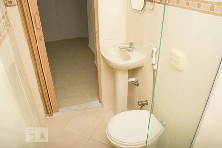Banheiro de apartamento para alugar com 1 quarto, 28m² em Cacuia, Rio de Janeiro