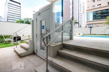 Studio para alugar com 32m², 1 quarto e 1 vaga Studio para alugar com 32m², 1 quarto e 1 vagaÁrea comum - Piscina