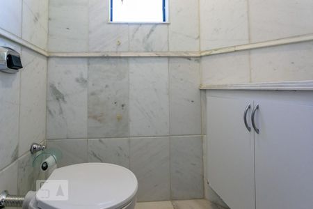 Lavabo de apartamento para alugar com 1 quarto, 45m² em Carmo, Belo Horizonte
