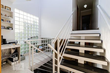 Casa à venda com 130m², 3 quartos e 2 vagasEscada