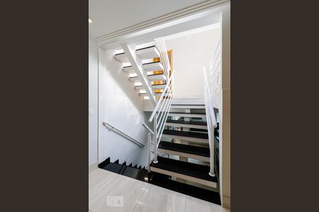 Casa à venda com 130m², 3 quartos e 2 vagasEscada