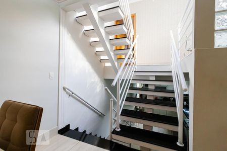 Casa à venda com 130m², 3 quartos e 2 vagasEscada