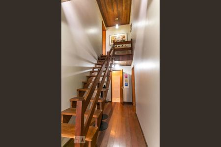 Casa de condomínio à venda com 188m², 3 quartos e 2 vagasEscada